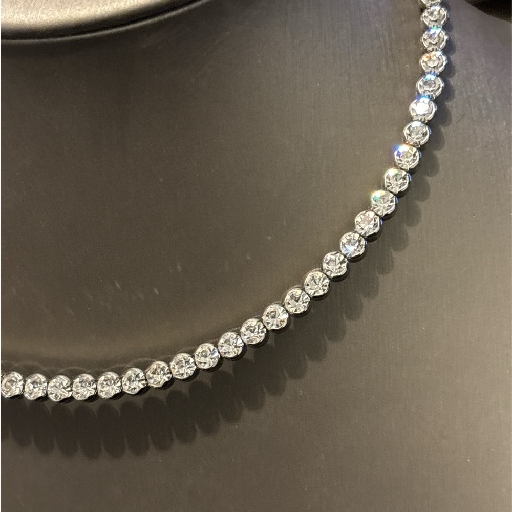 Elegant Silver Flex Choker Necklace with Cubic Zirconia Crystals - Picture 8 of 11